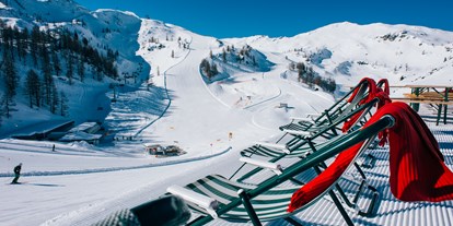 Hotels an der Piste - Après Ski im Skigebiet: Schirmbar - Dorfgastein - Liegestühle Gamskogelhütte - Skigebiet Zauchensee/Flachauwinkl