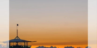 Hotels an der Piste - Funpark - Tiroler Oberland - Top Mountain Star.
Panoramabar über den Dingen.

Der rundum verglaste Top Mountain Star thront auf einem schmalen Grat am Wurmkogl und ist ein typischer Fall von ‚Muss man selbst gesehen haben!’. Das architektonische Meisterwerk auf 3.080 m weiß mit seinem futuristischen Look und grandiosen Ausblicken zu begeistern. Feine, ausgewählte Speisen ergänzen das Erlebnis-Highlight im Skigebiet. Tipp: Jeden Samstag bespielt angenehme Live-Musik die Panoramabar.

Exklusive Aussichtsplattform
Egal ob jemand zum ersten Mal die Treppen zur verglasten Panoramabar hochsteigt oder als Stammgast immer wiederkehrt: Die Aussicht vom Top Mountain Star auf die Ötztaler Alpen bis zu den berühmten Dolomiten macht jedes Mal ergriffen, demütig – und einfach nur glücklich. Um diese Gefühle richtig auszukosten, können sich Gäste vom freundlichen Bar-Team mit hochwertigen Speisen und Getränken verwöhnen lassen. Auf Augenhöhe mit Berggipfeln und Himmel stärken sie sich für die herrlich langen Abfahrten vom Wurmkogl oder genießen einen Sundowner in unvergleichlichem Ambiente.

Tipp: Für Ihre persönliche Gipfelparty können Sie den Top Mountain Star auch mieten! - Skigebiet Gurgl