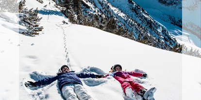Hotels an der Piste - Skiverleih bei Talstation - Tiroler Oberland - Skiurlaub für die ganze Familie.
Kinderaugen leuchten und Elternherzen schlagen höher im Skigebiet Obergurgl-Hochgurgl im Tiroler Ötztal: Das Skigebiet ist mit 25 Liftanlagen und 112 Pistenkilometern der perfekte Abenteuerspielplatz für die ganze Familie. Auf kleine Skifahrer und Anfänger warten einfache Abfahrten, erfahrene Skifahrer dürfen auf steilen Hängen ihre Schwünge ziehen.

Das Skigebiet Obergurgl-Hochgurgl ist eines der beliebtesten Skigebiete in Tirol und den Alpen. Sowohl das Skigebiet als auch die beiden Bergdörfer Obergurgl und Hochgurgl sind sehr übersichtlich - hier geht niemand verloren. Wer das Skifahren erlernen möchte, wird in regionalen Skischulen bestens betreut. Obergurgl-Hochgurgl am hinteren Ende des Ötztals ist die perfekte Destination für Ihren Familienurlaub in den Bergen. - Skigebiet Gurgl