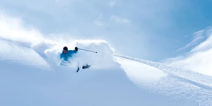 Hotels an der Piste - Skiverleih bei Talstation - Tiroler Oberland - Suche die Herausforderung.
Höher, schneller, weiter - so kann man das Bestreben vieler SportlerInnen zusammenfassen. Das Skigebiet Obergurgl-Hochgurgl bietet 112 bestens präparierte Pistenkilometer und die Möglichkeit sich ganz auf das Pistenerlebnis zu fokussieren: Trainieren Sie täglich, verbessern Sie Ihre Fahrtechnik und nutzen Sie alle Angebote dieser vielseitigen Skiregion.

Im Ötztal herrscht absolute Schneesicherheit von Mitte November bis Mitte Mai. Die übersichtlichen Orte Obergurgl und Hochgurgl - und damit auch die Hotelbetriebe - liegen direkt an der Skipiste. Sie erleben Ski In / Ski Out und eine perfekte Infrastruktur in den Dörfern: Vom Skigeschäft über den Skiverleih bis hin zum Supermarkt ist alles vorhanden. - Skigebiet Gurgl