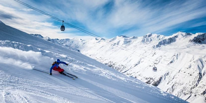 Hotels an der Piste - Funpark - Top Quality-Skiing und mehr.
Am hinteren Ende des Ötztales thront eines der besten, schneesichersten Skigebiete der Alpen. Obergurgl-Hochgurgl bezieht seine Strahlkraft aus sonnigen Pisten von 1.800 bis 3.080 m, modernen Bergbahnen ohne Wartezeiten und attraktiven Skipasstarifen. Von November bis April genießen Skifahrer, Snowboarder und Freerider hier allerbeste Bedingungen. Noch mehr Action und Spaß für die ganze Familie bereiten Highlights wie der Funmountain mit Snowpark, Funslopes & Funcross. Nicht zuletzt glänzt die Top-Destination auch beim Einkehrschwung: Die gehobene Berggastronomie verbindet kulinarische mit landschaftlichen Wow-Momenten.
 - Skigebiet Gurgl