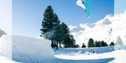 Hotels an der Piste - Après Ski im Skigebiet: Schirmbar - Tiroler Oberland - Funmountain Gurgl.
Vier Fun-Anlagen für die ganze Familie.

Challenge gesucht? Abseits der klassischen Skipiste dürfen sich Erlebnishungrige in Obergurgl auf verschiedene Art beweisen: Die Audi quattro funslope bei der Festkoglbahn vereint Park- und Pistenspaß auf dynamische Art. Deklarierte Speed-Fans fühlen sich im neuen Funcross so richtig gefordert. Für die ersten Freestyle-Versuche eignet sich der Familypark bei der Bruggenbodenbahn, während fortgeschrittene Parkfahrer im Snowpark bei der Steinmannbahn brillieren. Für den gesamten Funmountain gilt: Shaped by girls only!

Audi quattro funslope Obergurgl: Gute-Laune-Booster
Auf diese Mischung aus Piste, Cross und Snowpark fahren Anfänger und Könner jeden Alters ab. Unterhalb der quattro Festkogl Alm in Obergurgl starten Skifahrer und Snowboarder auf die 500 m lange Strecke, die mit spaßigen Elementen gespickt ist.

Zunächst verschafft der Speedboost eine Extraportion Geschwindigkeit, um die rasanten Wellen und flotte Steilkurve mit möglichst viel Fahrtwind zu meistern. Schwungvoll geht’s einmal rundherum in der imposanten Schneeschnecke, durch den Tunnel, in die nächste Steilkurve, über eine Brücke und ein paar Wellen im Schnee. Der Puls bleibt durchgehend hoch bis zum High-Five mit einer Riesenhand am Ende. Geschafft! Zeit um durchzuatmen und das großartige Panorama zu würdigen, bevor die Skispitzen schon wieder in Richtung Festkoglbahn oder Roßkarbahn zeigen. Denn so viel steht fest: Funslope-Fahren macht süchtig!

Funcross Obergurgl.
An der Steinmannbahn treffen sich Geschwindigkeitsfreaks, die auch über Hindernisse volles Tempo gehen wollen. Der Funcross-Parcours mit fein geschliffenen Steilkurven, flotten Sprüngen und zahlreichen flowigen Wellen ist für sportlich-schnelle Fahrer angelegt und verspricht maximalen Ski- und Snowboardspaß im gesicherten Rahmen. Ein Slopecop, der den persönlichen Speed misst, schürt den Ehrgeiz zusätzlich. Immer wieder den eigenen Rekord knacken, lautet also die Devise. Wenn das Rennfieber aber voll ausgebrochen ist, hilft nur noch eines: Im März bei den Funcross Race Series das Können ganz offiziell zur Schau stellen. Dabei ist jeder willkommen, der seinen Skitag mit einer Portion Action aufpeppen möchte.

Der neue, vergrößerte Snowpark an der Steinmannbahn ist das Herzstück des Funmountain und zieht fortgeschrittene Rider magisch an. Ob Medium oder Advanced Area: Die engagierte Crew bestehend aus vier Shaperesses, einer Headshaperin und einer Parkdesignerin lässt bei mindestens 18 Obstacles ihrer Kreativität freien Lauf. So stellt die größte Mädels-Crew der Alpen einen massiven Park ins Gebiet, der für die fettesten Events gerüstet ist (z.B. gastierten hier im Winter 2017/18 die Girls Shred Session und die QParks Tour „Game of Diamonds“).

Highlight seit Winter 2018/19 sind die Weekly Coachings von der Crew – jeden Freitag ab 13 Uhr gibt’s Tipps und Tricks beim Snowpark.

Familypark Obergurgl
Früh übt sich, wer ein Freestyler werden will – am besten in Obergurgl: Der neue Familypark an der Bruggenbodenbahn auf 2.120 m bietet die besten Voraussetzungen für jüngere Shredheads und Freestyle-Einsteiger. Butter-Boxen, Rainbow-Boxen sowie Kicker mit 2 m und 3 m Tablelänge sind genau die richtigen Obstacles, um die Freestyle-Basics zu festigen. Alles im Areal ist darauf ausgerichtet, den Interessierten erste Erfolgserlebnisse im Park zu bescheren und die Faszination Freestyle greifbar zu machen. - Skigebiet Gurgl