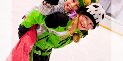 Hotels an der Piste - Après Ski im Skigebiet: Schirmbar - Tiroler Oberland - Eislaufplatz Gurgl.
Beliebte Abwechslung zum Pistensport.

Es gibt so Tage, da machen die Kufen den Ski durchaus Konkurrenz. Warum auch nicht? Der Eislaufplatz in Obergurgl ist für sein warmes Ambiente und den akribisch präparierten gefrorenen Untergrund bekannt. Auf großzügigen 1.000 Quadratmetern ziehen Paare und Familien zu Musik ihre Runden und zielen Eisstockschützen konzentriert auf Punkte. Ein Volltreffer für die Freizeitgestaltung in Obergurgl-Hochgurgl!

Klassisches Amüsement für Jung und Alt
Die Eisbahn schmiegt sich beim Hotel Enzian, gegenüber der alten Bergsteigerkapelle zum Hl. Bernhard, an den benachbarten Obergurgler Berghang. Tagsüber gleiten die Eisläufer hier mit Blick auf die Gurgler Gletscherriesen dahin, am Abend verwandelt sich der Platz dank Flutlicht in eine romantische Arena, in der so gar niemand ans Heimgehen denkt. Lieber noch einen heißen oder kalten Drink in der gemütlichen Sportsbar genießen und den sportlich-geselligen Abend ausklingen lassen.

Tipp: Weil das Eisstockschießen zunehmend populärer wird, können Gruppen ab acht Personen den Platz auch außerhalb der Öffnungszeiten reservieren. - Skigebiet Gurgl