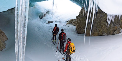Hotels an der Piste - Rodelbahn - Tiroler Oberland - Schritt für Schritt in die unberührte Natur.
Unter den Skiern knirscht der Neuschnee, aus der Ferne grüßen die wilden Berggipfel des hinteren Ötztals: In Obergurgl-Hochgurgl kommen Skitourengeher so richtig auf Touren – im wahrsten Wortsinn! Ob Skitouren-Neuling oder erfahrenerer Skibergsteiger, der Diamant der Alpen hält eine glänzende Auswahl an Tourenmöglichkeiten in unterschiedlichen Schwierigkeitsgraden parat - von der einsteigerfreundlichen Genussskitour bis hin zu mehrtägigen „Hautes Routes“. Wer die winterliche Bergwelt um Obergurgl-Hochgurgl auf die ursprünglichste Art und Weise erobert, der darf sich nicht nur auf ein hochkarätiges Naturerlebnis freuen, sondern auch auf unverspurte Tiefschneehänge. Im Frühjahr, wenn sich der Tiefschnee langsam in Firn verwandelt, kommen Firn-Liebhaber auf ihre Kosten. - Skigebiet Gurgl