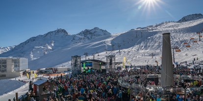 Hotels an der Piste - Après Ski im Skigebiet: Schirmbar - Sölden Electric Mountain Festival - Skigebiet Sölden
