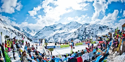 Hotels an der Piste - Rodelbahn - Tiroler Oberland - Lägendäre Events - hier das Snow Volleyball. - Ski Arlberg