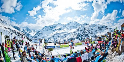 Hotels an der Piste - Après Ski im Skigebiet: Skihütten mit Après Ski - Serfaus - Lägendäre Events - hier das Snow Volleyball. - Ski Arlberg