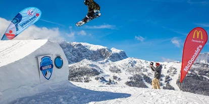Hotels an der Piste - Preisniveau: €€€ - Österreich - Skifahr-Spaß im Snowpark - Free your mind
Freestyler - egal ob Snowboarder oder Zweibrett-Artisten - treffen sich im spektakulären Snowpark Nassfeld im Bereich Gartnerkofel-Watschiger Alm. "Normalskifahrer" zum Staunen bringen könnt Ihr auf der Kicker Line, Public Line oder Beginner Line, die mit "Boxes", "Rails" oder "Wallride XL" ausgestattet sind. - Skigebiet Nassfeld