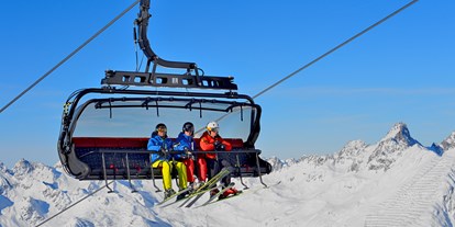 Hotels an der Piste - Après Ski im Skigebiet: Schirmbar - St. Anton am Arlberg - copyright TVB Paznaun - Ischgl - Skigebiet Silvretta Arena - Ischgl - Samnaun