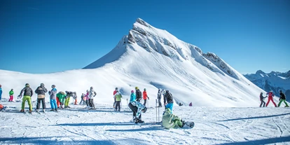 Hotels an der Piste - Après Ski im Skigebiet: Skihütten mit Après Ski - Säge - Mittagspitze - der Damülser Hausberg mitten im Skigebiet - Skigebiet Damüls-Mellau