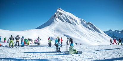 Hotels an der Piste - Après Ski im Skigebiet: Skihütten mit Après Ski - Schneereich Damüls-Mellau - Mittagspitze - der Damülser Hausberg mitten im Skigebiet - Skigebiet Damüls-Mellau