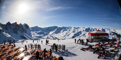 Hotels an der Piste - Preisniveau: €€ - Tiroler Oberland - Sonnenterasse und Schirmbar im Hoadl-Haus auf 2.340m - Skigebiet Axamer Lizum