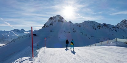 Hotels an der Piste - Après Ski im Skigebiet: Schirmbar - St. Anton am Arlberg - Skigebiet Fellhorn/Kanzelwand - Bergbahnen Oberstdorf Kleinwalsertal