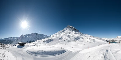 Hotels an der Piste - Skiverleih bei Talstation - Tiroler Oberland - Der SILVAPARK Galtür definiert sich nicht nur über Pistenkilometer sondern vor allem über Sektoren und Parks. Ganze 12 Parkstationen in insgesamt 6 Sektoren bieten ein exklusives Skierlebnis. Die Zwergerlwelt für die Kleinsten, das Abenteuerland für fortgeschrittene Kids, den Actionpark für die Könner, das Heldenreich für die Profis, das Pistenparadies für den klassischen Wintersportler und der Sektor High & Nordic für Schneeschuhwanderer, Tourengeher und Langläufer. Insgesamt sind das 43 Pistenkilometer (5 km blau, 26 km rot und 12 km schwarz), ein Garant dafür, dass Urlauber immer unter den besten Bedingungen Ski fahren oder boarden gehen können. Die Lifte und Anlagen tragen dazu bei, dass auch der Aufstieg zum bequemen Genuss wird – fast ohne Wartezeiten.  - Skigebiet Silvapark Galtür