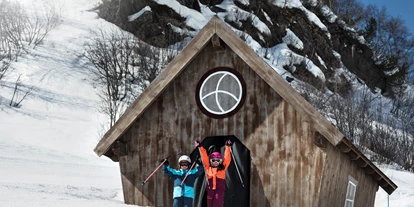 Hotels an der Piste - Skiverleih bei Talstation - Tiroler Oberland - Der Märchenwald
Ein Trail mit allen Schwierigkeitsstufen – von leicht bis schwierig – führt durch den Märchenwald im Silvapark, vorbei an Bäumen und Hügeln. Gruselige Geschichten von Hexen und Waldgeistern erfahren die Kids während der Abfahrt. Wer sich traut, saust durch das Hexenhaus. - Skigebiet Silvapark Galtür
