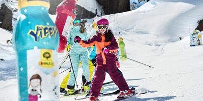 Hotels an der Piste - Après Ski im Skigebiet: Skihütten mit Après Ski - Tiroler Oberland - YIPPY YEAH-STRECKE
Der Bärentunnel, bärige Steilkurven, bärenstarke Buckel und der Bären-Zielsprung warten auf dich. Du hast sicherlich alle Hände voll zu tun, um den YIPPY-Trinkflaschen auszuweichen.  - Skigebiet Silvapark Galtür
