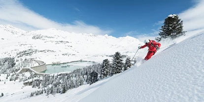 Hotels an der Piste - Après Ski im Skigebiet: Skihütten mit Après Ski - Tiroler Oberland - Powderhänge zum Jauchzen – aber Sicherheit geht vor! 

Das Silvrettagebiet ist bekannt für seine zahlreichen Hänge zum Freeriden. Um diese gefahrenfrei genießen zu können, sollte man sich allerdings von Bergführern oder Skilehrern in die Gefahren und Tücken des freien Skiraums einführen lassen. Nach der Einführung in die Theorie und die Sicherheitsregeln, sowie einer Schulung im korrekten Umgang mit Lawinenverschütteten-Suchgeräten bei der Piepsstation, kann man sich im Gelände auf die Suche nach der perfekten Tiefschneeabfahrt machen. 
 - Skigebiet Silvapark Galtür