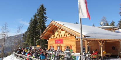 Hotels an der Piste - Après Ski im Skigebiet: Schirmbar - Gamsalm Hüttengaudi mit Schmankerln am Gamskarlift - Skigebiet Ehrwalder Wettersteinbahnen