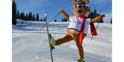 Hotels an der Piste - Preisniveau: €€ - Plankau - Bruno der Kasbär ist für die Pistenzwerge im Skigebiet unterwegs. - Skigebiet Kasberg - Grünau im Almtal