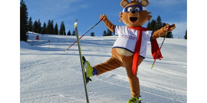 Hotels an der Piste - Hutterer Böden - Bruno der Kasbär ist für die Pistenzwerge im Skigebiet unterwegs. - Skigebiet Kasberg - Grünau im Almtal