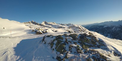 Hotels an der Piste - Rodelbahn - Disentis/Mustér - Aussicht auf die verschneite Berge - Bergbahnen Disentis