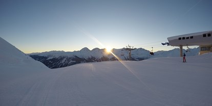 Hotels an der Piste - Kinder- / Übungshang - Sonnenaufgang im Skigebiet - Bergbahnen Disentis
