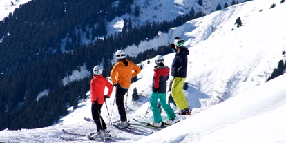 Hotels an der Piste - Après Ski im Skigebiet: Skihütten mit Après Ski - Breil/Brigels - Aussicht nach Sedrun

Copyright: Stefan Schwenke - Bergbahnen Disentis