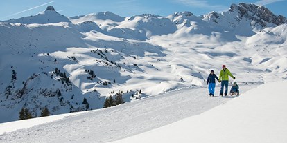 Hotels an der Piste - Kinder- / Übungshang - Schweiz - Auf den präparierten Winterwanderwegen durch verschneite Wälder wandern und atemberaubende Aussichten auf Berge und Seen geniessen. Sei es auf einer kurzen oder längeren Tour durch die Winterlandschaft. Auf 26 Kilometern gibt es viel zu entdecken und gemütliche Bergrestaurants laden zum Verweilen ein. Weitere Informationen und Tipps sind in der Pocketcard "Nordic" zu finden.  - Wintersportgebiet Flumserberg