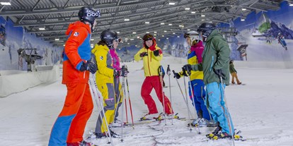 Hotels an der Piste - Après Ski im Skigebiet: Skihütten mit Après Ski - Nordrhein-Westfalen - Schneesport leicht gemacht. Bei uns gibt es den perfekten Kurs, ob als Anfänger oder Fortgeschrittener, Klein oder Groß, Ski oder Snowboard. - Skihalle Neuss im Alpenpark Neuss
