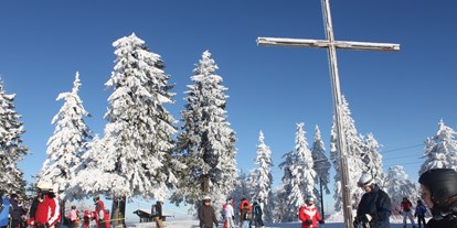 Hotels an der Piste - Kinder- / Übungshang - Bayern - Gipfelkreuz am Almberg - Skigebiet Mitterdorf