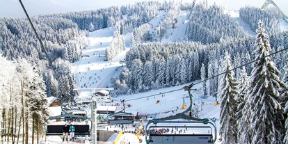 Hotels an der Piste - Après Ski im Skigebiet: Schirmbar - Skiliftkarussell Winterberg