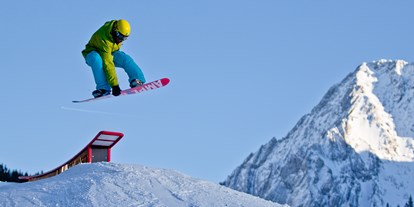 Hotels an der Piste - Après Ski im Skigebiet: Schirmbar - Ehrwalder Almbahn / Snowpark / Foto Jäger - Ehrwalder Almbahn