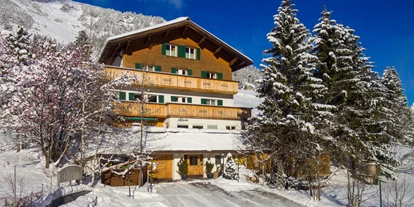 Hotels an der Piste - Parkplatz: kostenlos beim Hotel - Dünserberg - Hausansicht Winter - Pension Alwin
