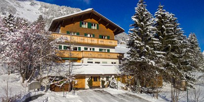Hotels an der Piste - Skiraum: videoüberwacht - Gargellen - Hausansicht Winter - Pension Alwin