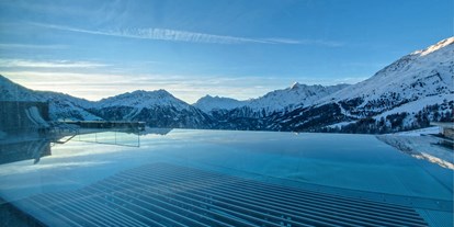 Hotels an der Piste - Skiraum: versperrbar - PLZ 6531 (Österreich) - Infinity Outdoor-Pool - Hotel Schöne Aussicht