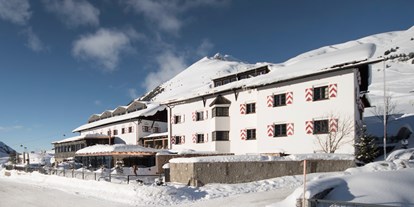 Hotels an der Piste - Sonnenterrasse - Tiroler Oberland - Jagdschloss - Aussenansicht - Jagdschloss-Resort
