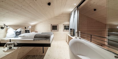 Hotels an der Piste - Sauna - Jerzens - Hoch & Herrlich - Badewanne im 2. Schlafzimmer - Jagdschloss-Resort