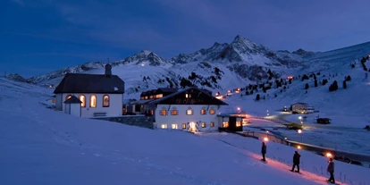 Hotels an der Piste - Skiraum: vorhanden - Völs - Nachtaufnahme Jagdschloss-Resort - Jagdschloss-Resort