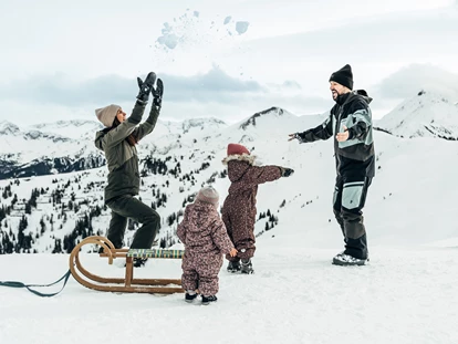 Hotels an der Piste - geführte Skitouren - Urreiting - Familie im Schnee - DAS EDELWEISS Salzburg Mountain Resort