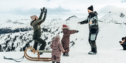 Hotels an der Piste - Kinder-/Übungshang - Familie im Schnee - DAS EDELWEISS Salzburg Mountain Resort