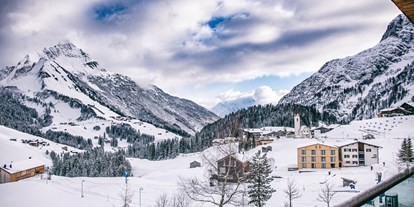 Hotels an der Piste - Skiraum: videoüberwacht - Riefensberg - Blick Richtung Lechtal - Hotel Warther Hof