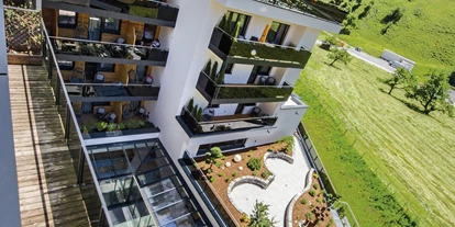 Hotels an der Piste - Preisniveau: gehoben - Zams - Garten und Ausblick Sommer - Active Nature Resort Das SeeMount