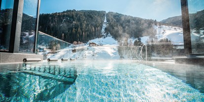 Hotels an der Piste - Verpflegung: Frühstück - Serfaus - Poolaussicht Winter - Active Nature Resort Das SeeMount