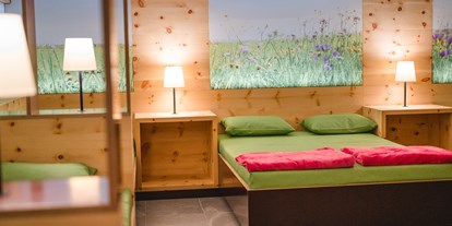 Hotels an der Piste - Wellnessbereich - Heißingfelding - Relaxliegen in der Saunalandschaft - Hotel Salzburger Hof Zauchensee