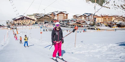 Hotels an der Piste - Ski-In Ski-Out - Hintermuhr - Kinderlift mit Blick aufs Hotel - Hotel Salzburger Hof Zauchensee