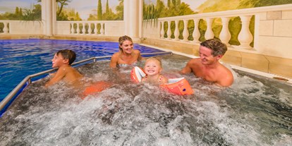 Hotels an der Piste - Skikurs direkt beim Hotel: für Erwachsene - Oberhaus (Haus) - Pool mit Whirlpool - Hotel Salzburger Hof Zauchensee