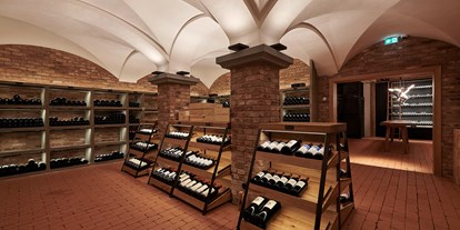 Hotels an der Piste - Sauna - Burg Hotel Weinkeller mit 1.200 Positionen Wein aus allen Weinbauregionen der Welt  - Burg Hotel Oberlech