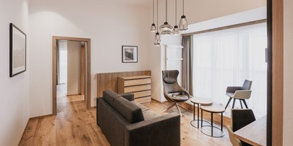 Hotels an der Piste - Parkplatz: kostenlos in Gehweite - Wohnbereich Panorama Suite - FIRSTpeak Zauchensee