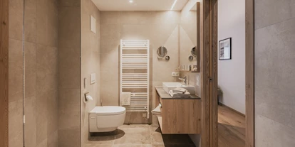 Hotels an der Piste - Sauna - Urreiting - Badezimmer Panorama Suite - FIRSTpeak Zauchensee