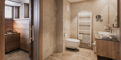 Hotels an der Piste - Hallenbad - Heißingfelding - Badezimmer & Eingang Sauna Panorama Suite - FIRSTpeak Zauchensee